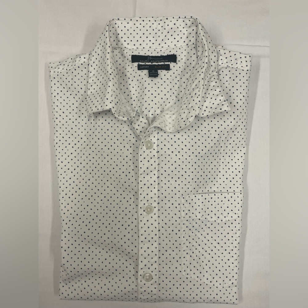 Men’s Marc Anthony button down tshirt. Size medium slim fit.